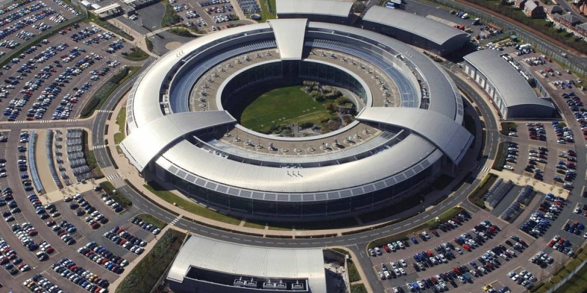Afirman que agencia británica intercepta el tráfico de Internet desde los cables de fibra óptica