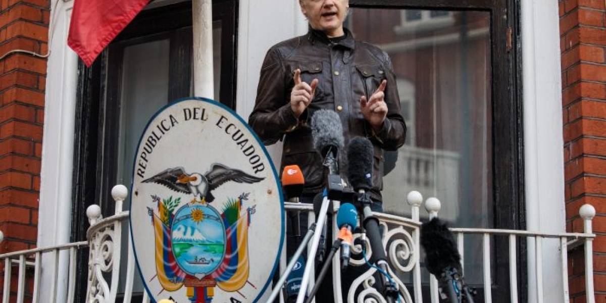 Julian Assange es un problema y una molestia según el presidente de Ecuador