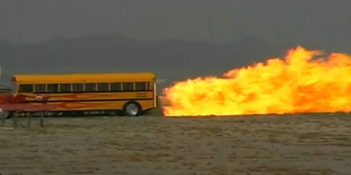 Bus escolar que viaja a 590 km/h