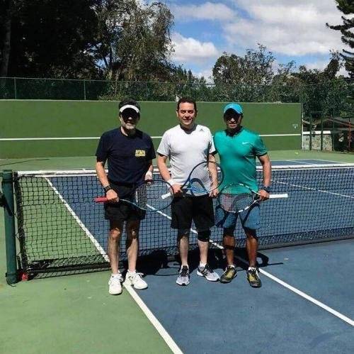 Jimmy Morales jugando tenis