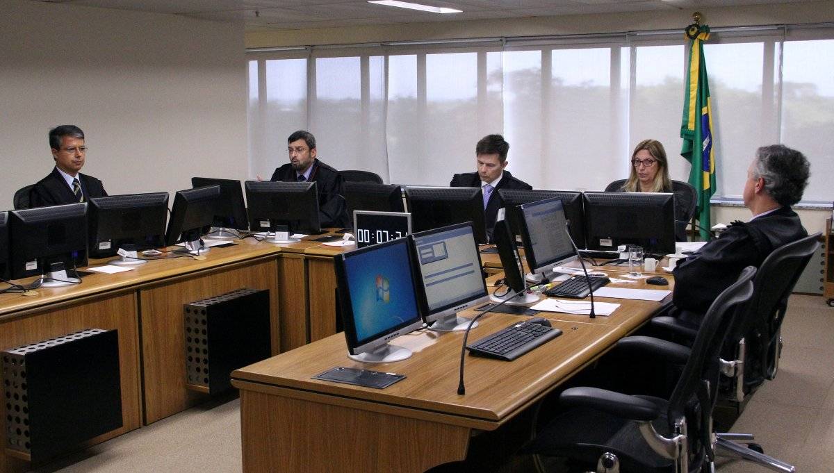 Julgamento de recursos da Lava Jato na 8ª Turma do TRF4 – A partir da esquerda, o desembargador Victor Laus, procurador Maurício Gotardo Gerum, desembargador Leandro Paulsen e desembargador João Pedro Gebran Neto – Foto: Sylvio Sirangelo/TRF4