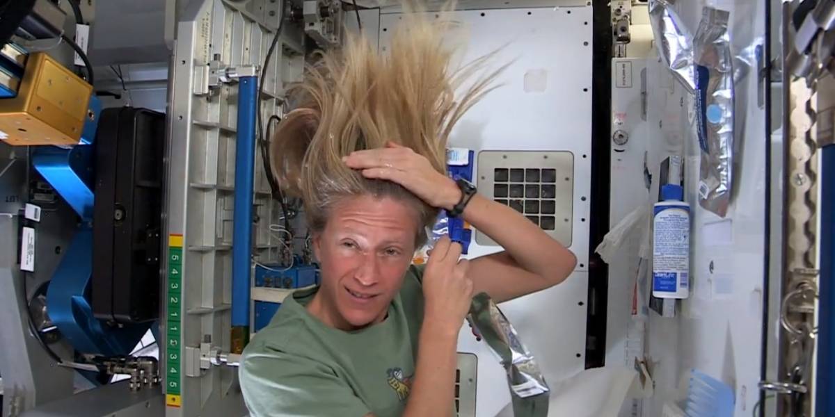 Astronauta explica cómo lavarse el pelo sin gravedad