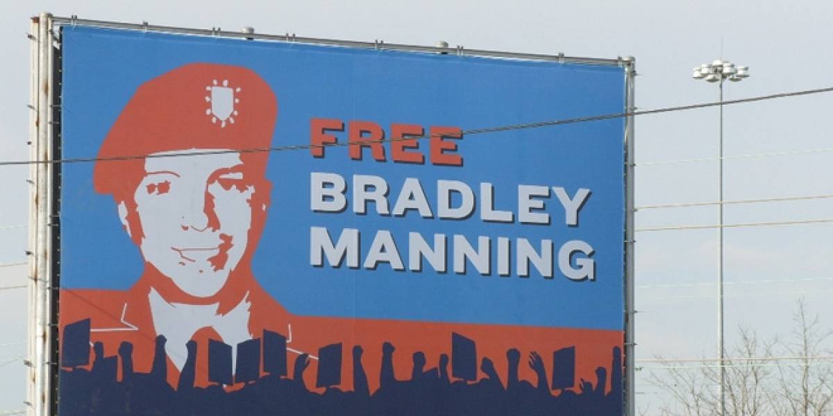 Bradley Manning es formalmente acusado de "ayudar al enemigo" en juicio por WikiLeaks