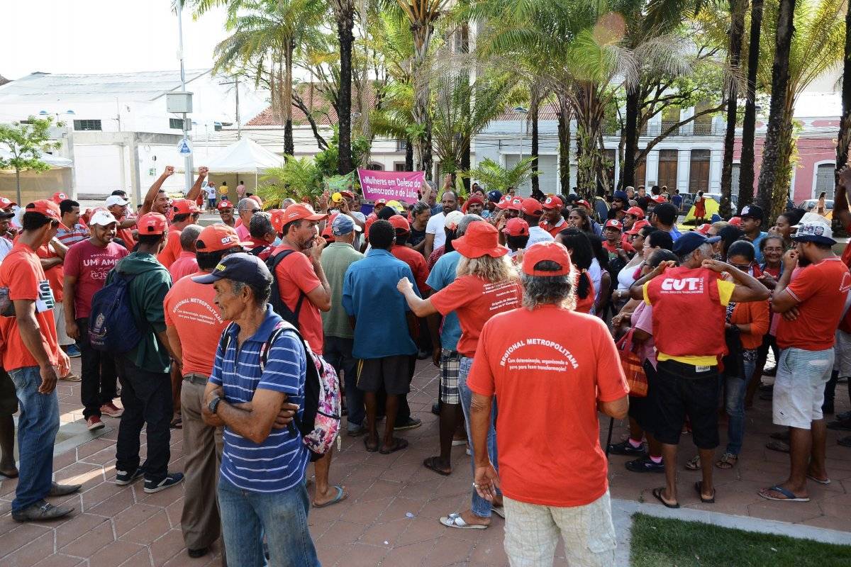 Movimentos sindicais se concentram na praça Tiradentes, em frente ao TRF-5, em Recife (PE), em apoio ao ex-presidente Lula