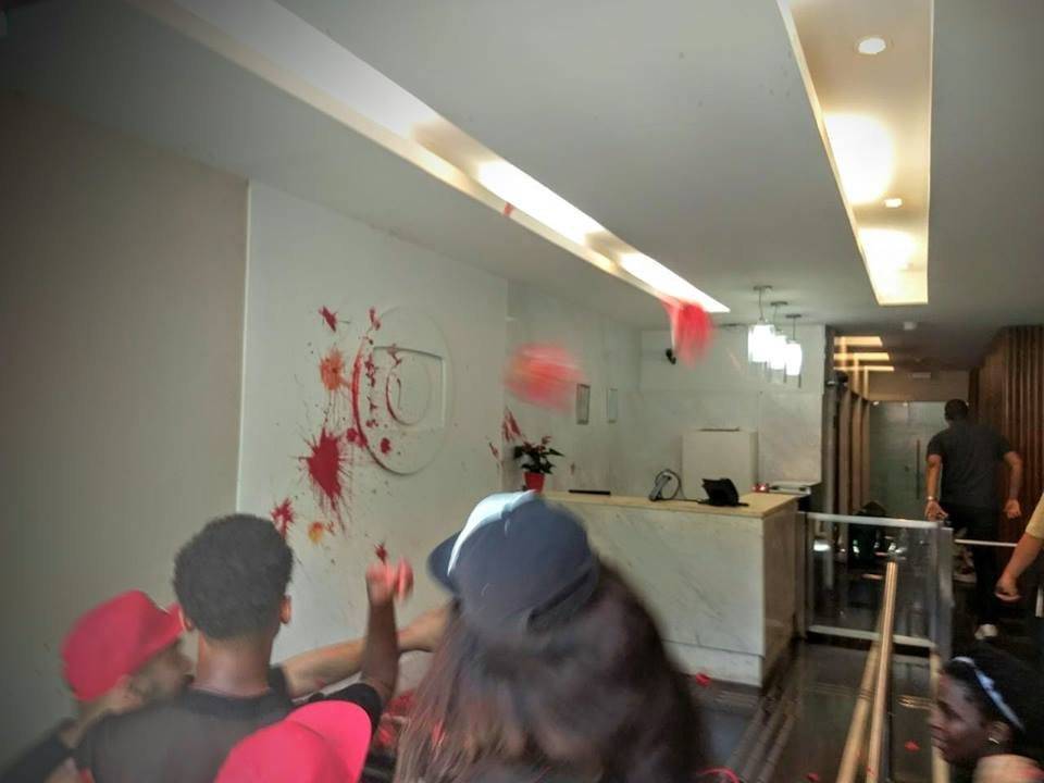Manifestantes jogaram tinta vermelhas no logo da Globo na recepção do prédio