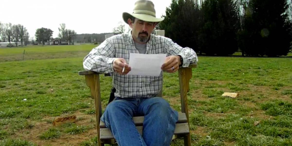WTF? Padre balea la laptop de su hija por acusarlo en Facebook