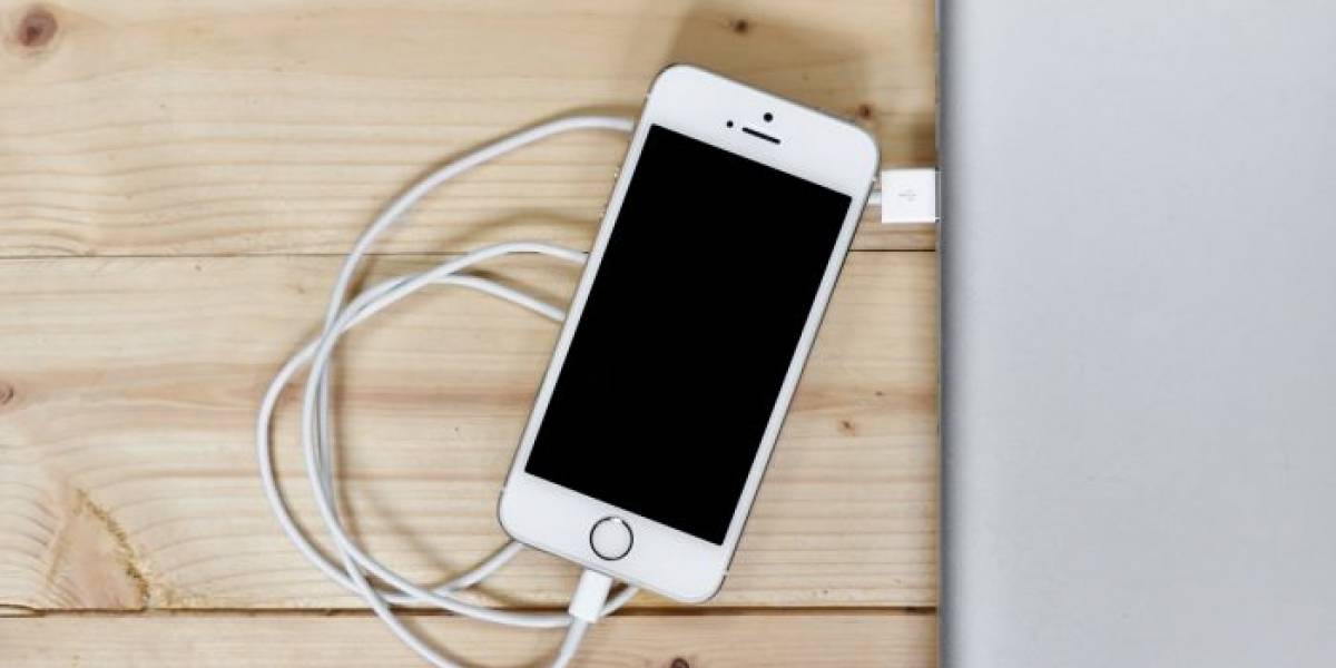 ¿Qué pasa si cargas tu celular con un cargador en mal estado o genérico?