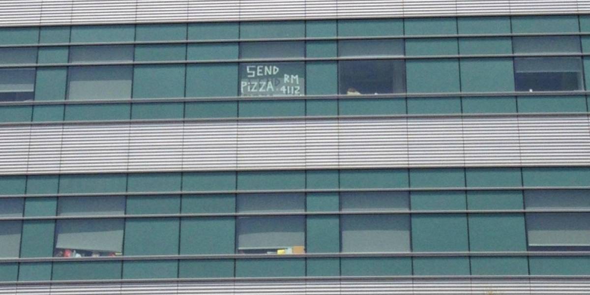 Usuarios de Reddit envían pizza a niña enferma de cáncer gracias a mensaje en su ventana