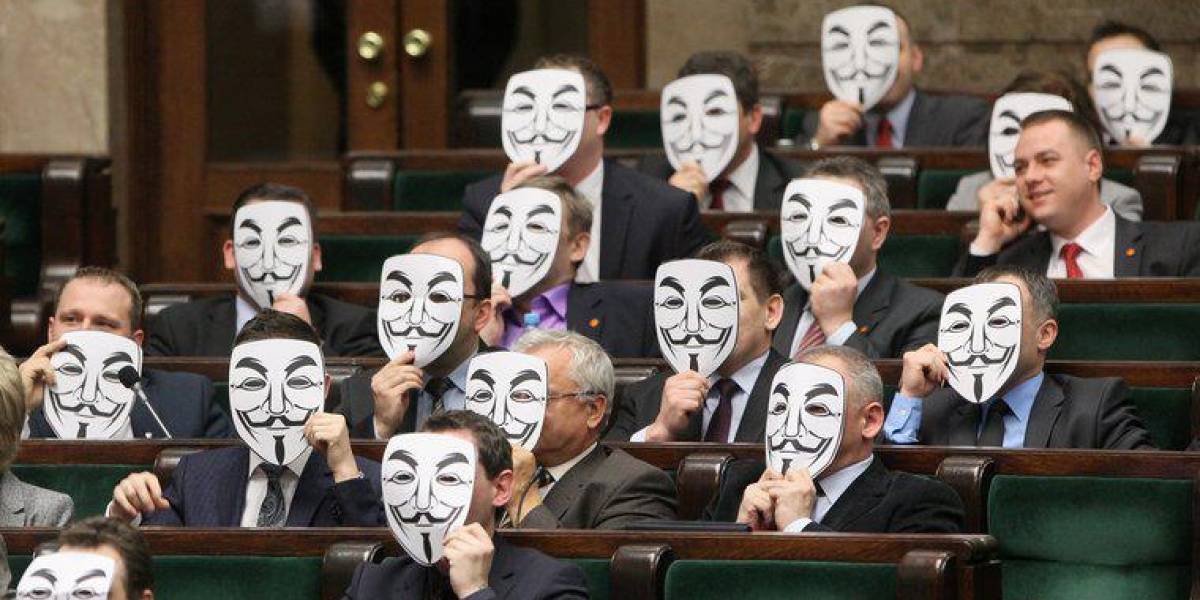 Políticos polacos usan máscaras de Anonymous para protestar contra ACTA