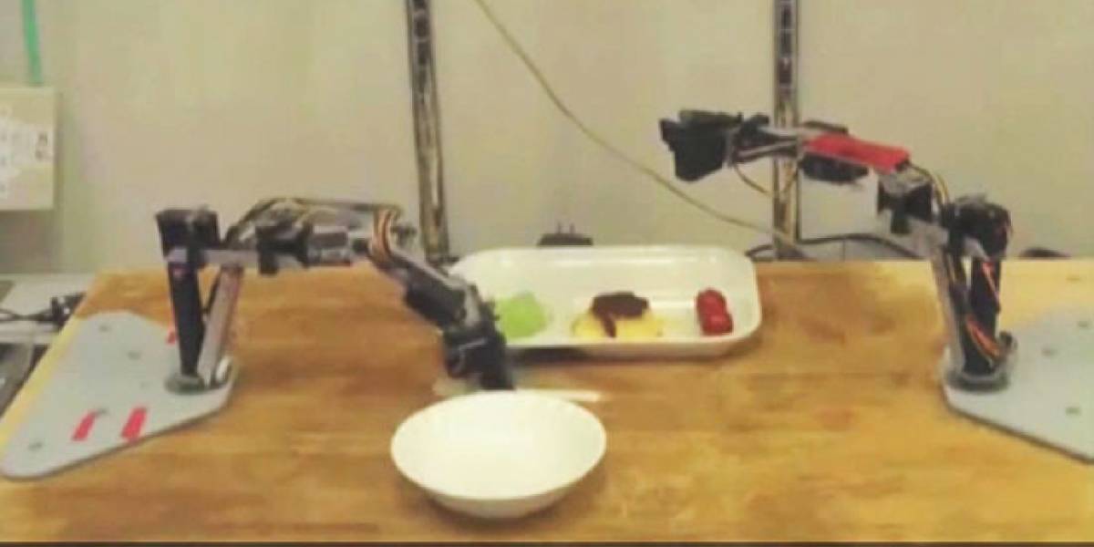 Un robot que reconoce, corta y te da tu comida