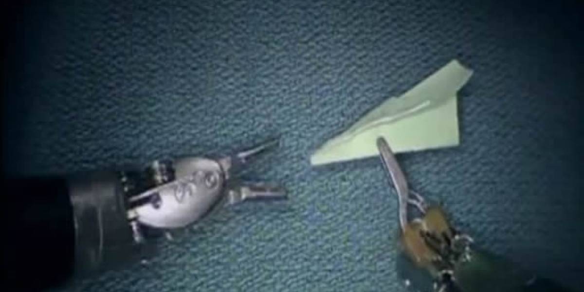 Video: Robot quirúrgico hace diminutos avioncitos de papel y los lanza (con poco éxito)