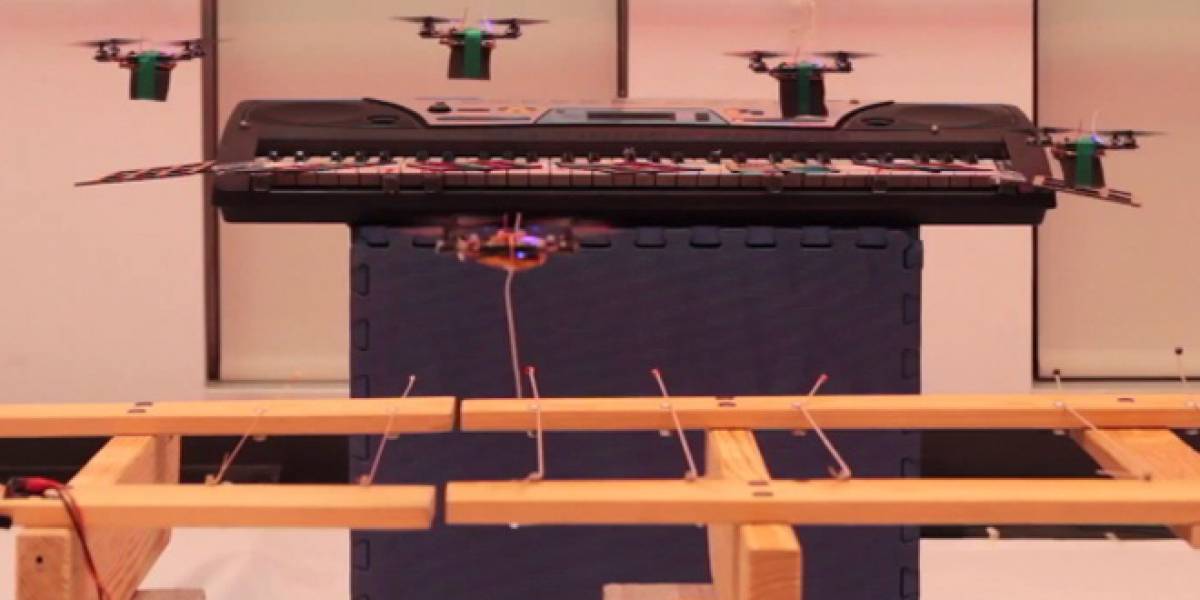 Una orquesta de robots voladores interpreta el tema de James Bond