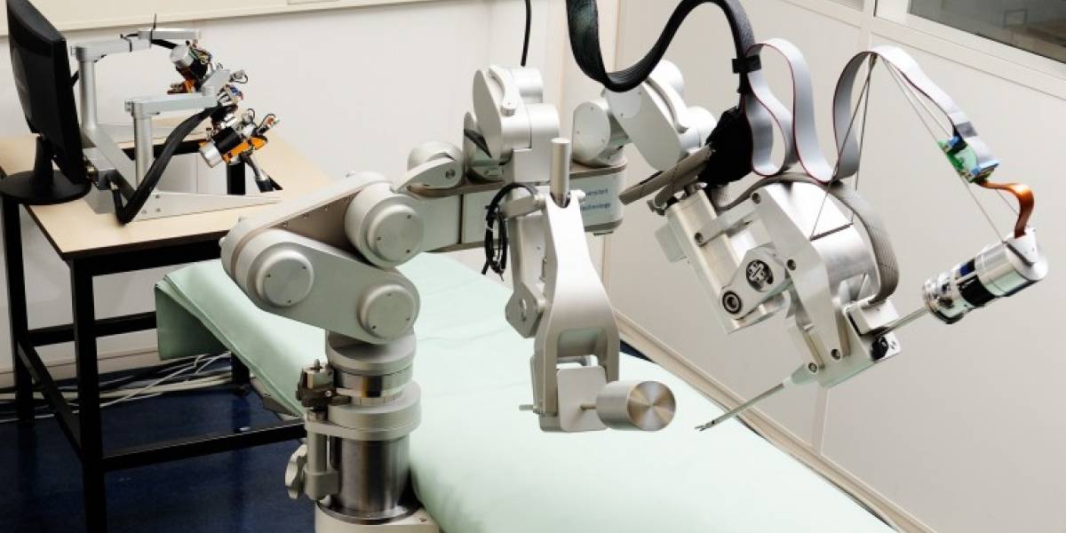 Crean robot que entrega respuesta táctil al realizar cirugías