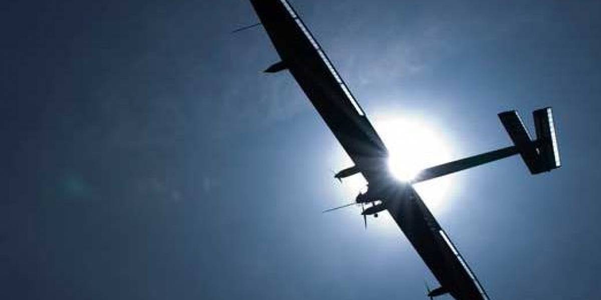 Solar Impulse logra volar de noche y aterriza tras 26 horas de vuelo