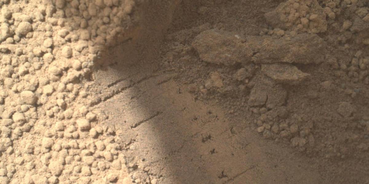 Curiosity descubre más partículas brillantes en el suelo marciano