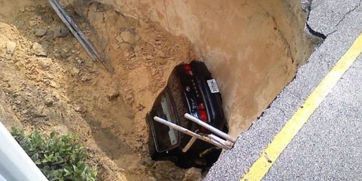 Cráter se traga automóvil en Tampa, Florida