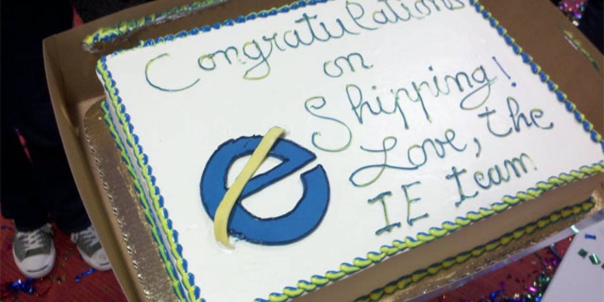 Microsoft felicitó a Mozilla por lanzamiento de Firefox 4 con una gran torta