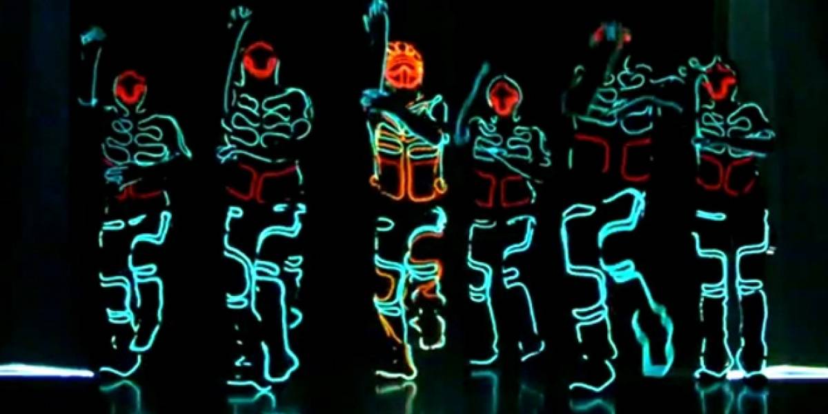 Una alucinante coreografía con efectos luminosos al estilo "Tron"