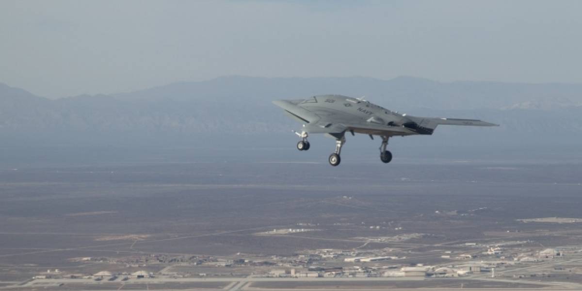 Bombardero a control remoto X-47B realiza su primer vuelo