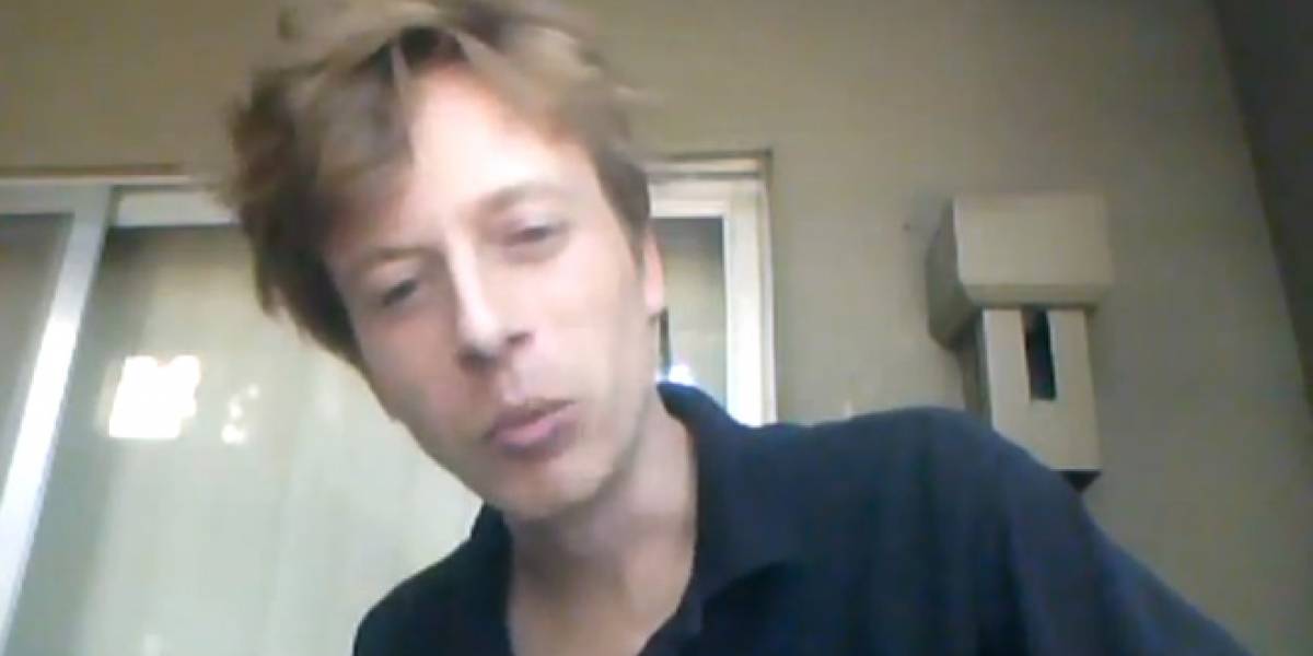 Arrestan a activista de Anonymous mientras chateaba en video