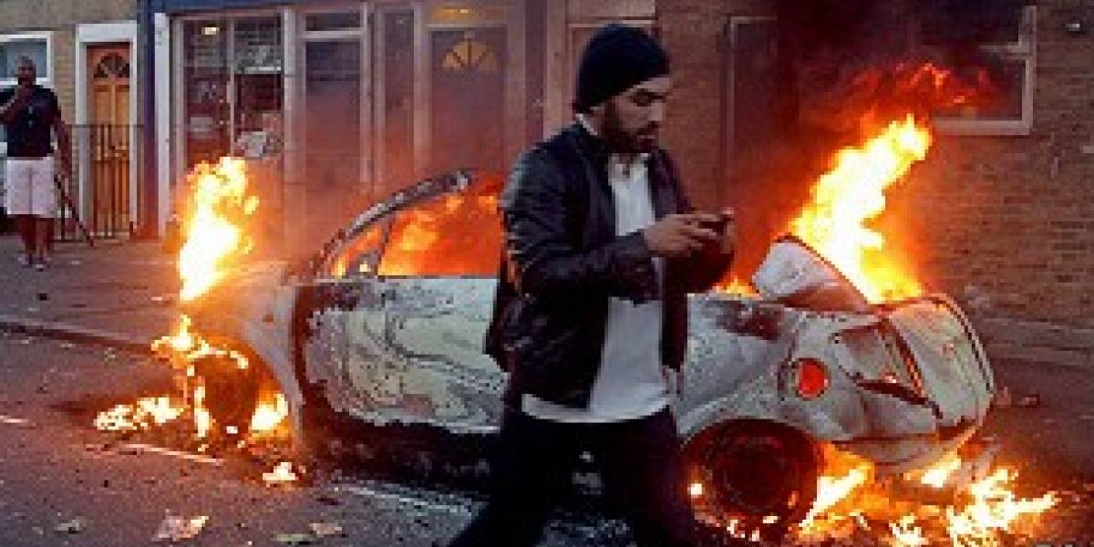 Adolescente es llevada a la justicia en el Reino Unido por usar BlackBerry Messenger en las protestas