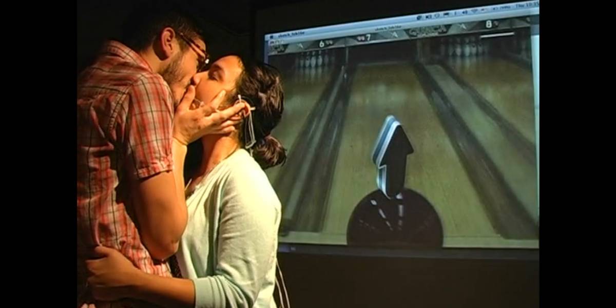 Ídola crea juego de bowling controlado por la lengua... dentro de otra boca