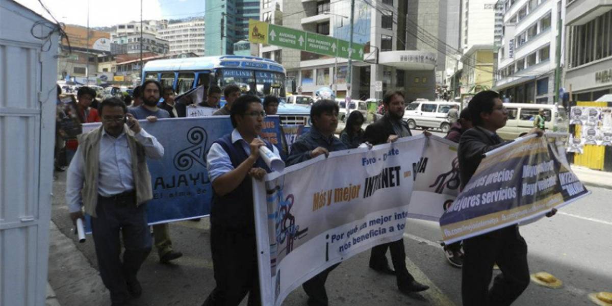 Iniciativa ciudadana protesta para lograr "Más y Mejor Internet para Bolivia"