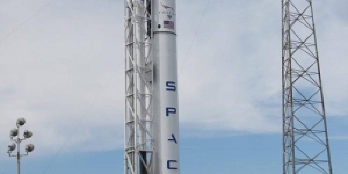 El cohete Falcon 9 ya se encuentra en la rampa de lanzamiento
