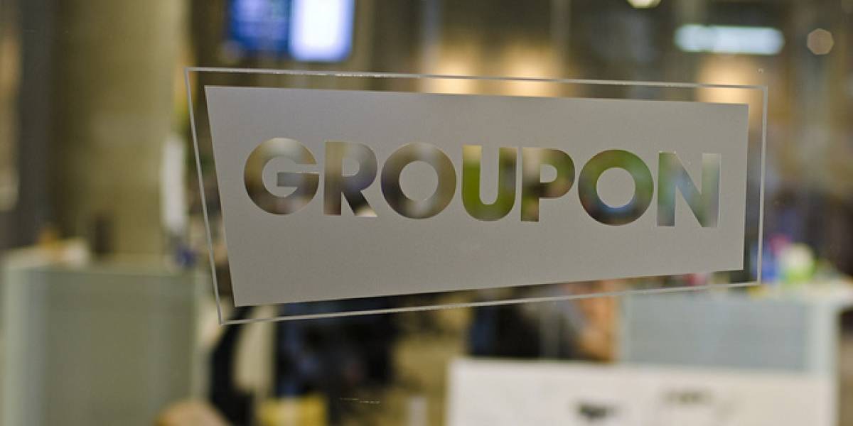 Groupon logra ganancias por primera vez, sus acciones igual se desploman