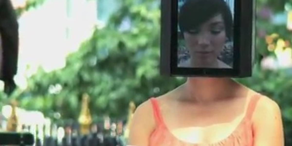 Mujer cabeza de iPad recorre Nueva York