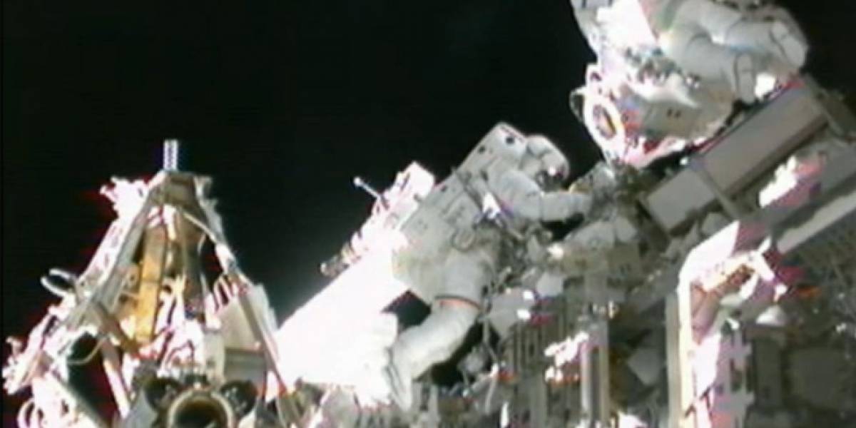 Astronautas reparan la Estación Espacial Internacional con un cepillo de dientes