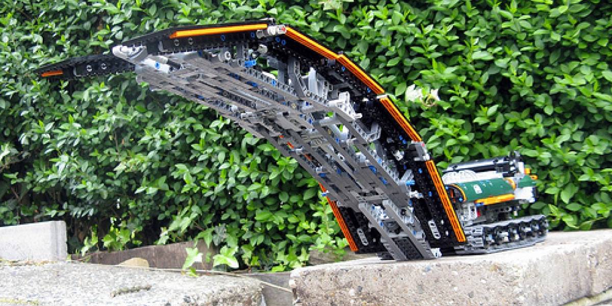 Súper vehículo de Lego pone puentes para cruzar obstáculos