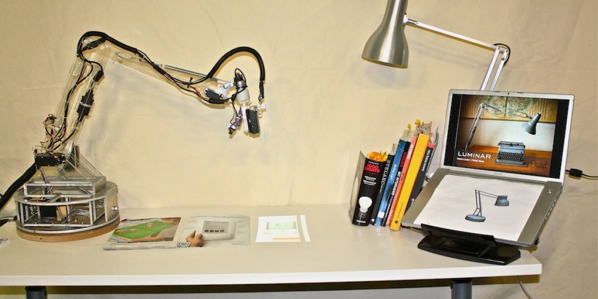 LuminAR: Una "lámpara" inteligente que transforma tu escritorio en una superficie interactiva