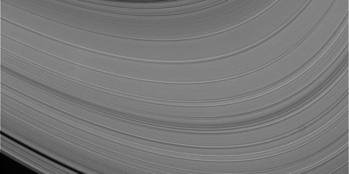 Impresionante fotografía de las lunas Daphnis y Pan en el anillo A de Saturno