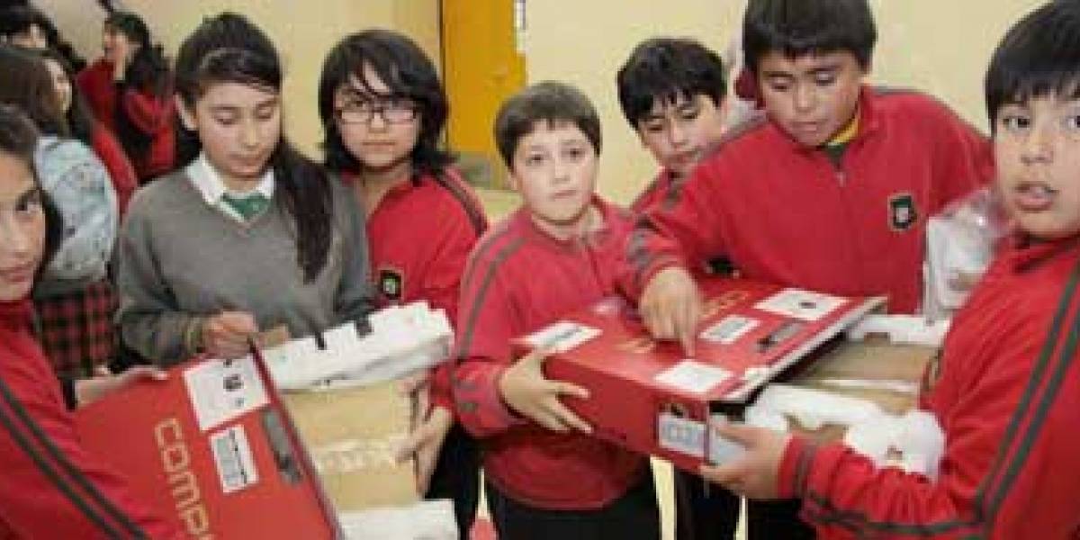 Chile: Estudiantes de Punta Arenas reciben pedazo de madera en lugar de un PC