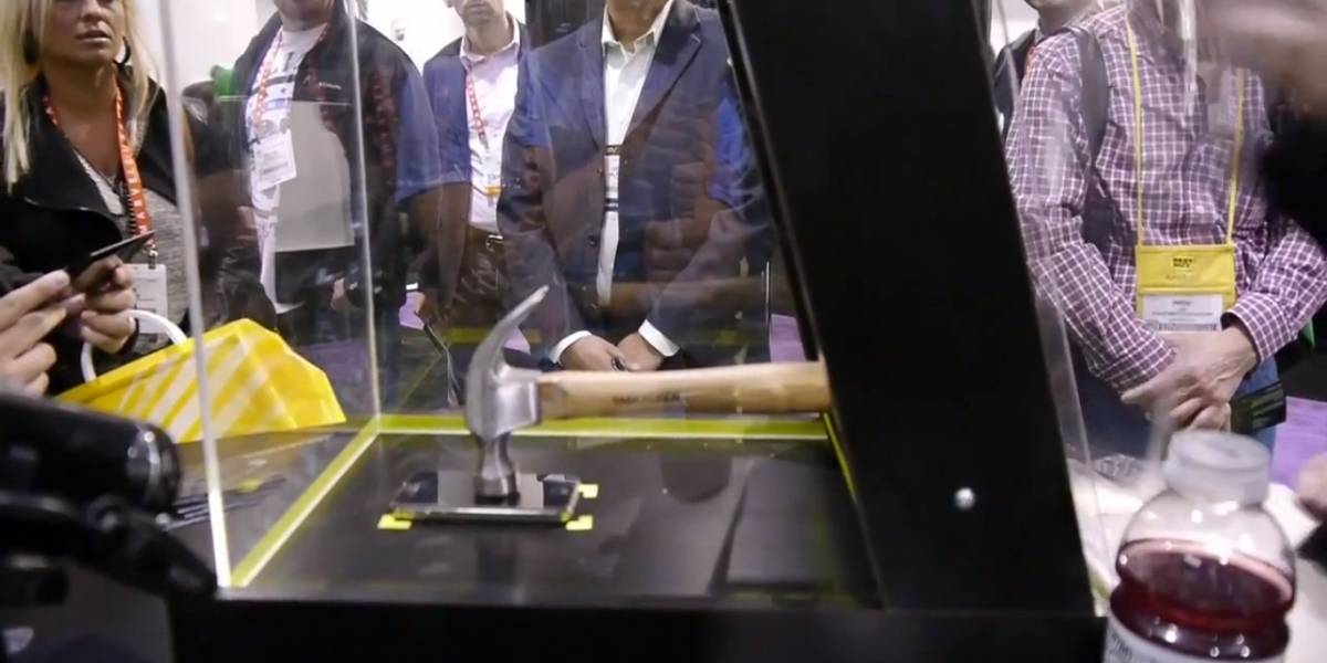CES 2013: ArmorShield deja la pantalla de tu teléfono a prueba de martillazos
