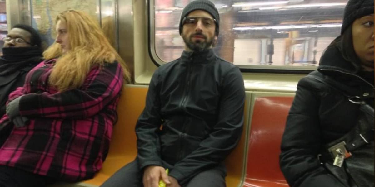 Sergey Brin pasea en el metro de Nueva York usando Google Glass