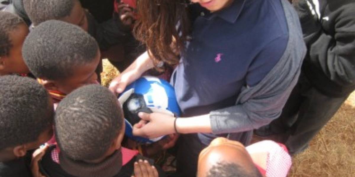 Pelota de fútbol genera electricidad a punta de patadas