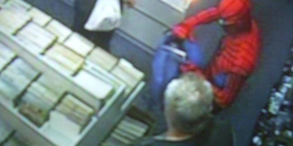 Spiderman detiene robo en tienda de cómics junto a caballeros Jedi