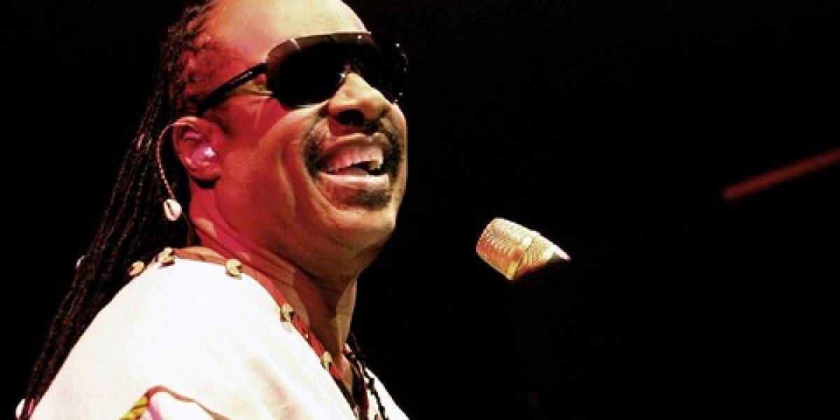 Stevie Wonder alaba a Steve Jobs por sus aportes al mundo tecnológico