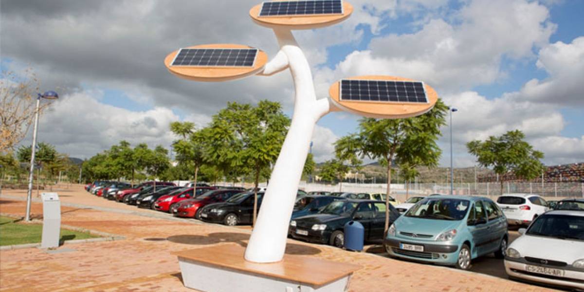 Dos estudiantes españoles diseñan 'árboles solares' para recargar baterías