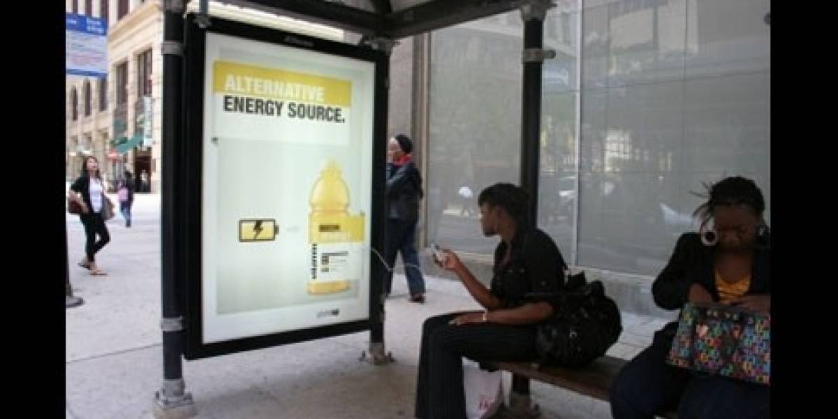 Marca de bebida energética instala puertos USB en paraderos de Estados Unidos
