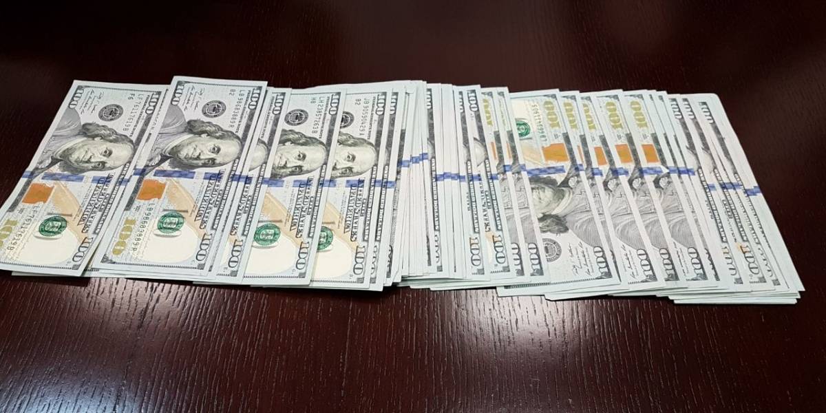 Encuentra 5000 dólares en un restaurante... ¡los entrega a la policía!