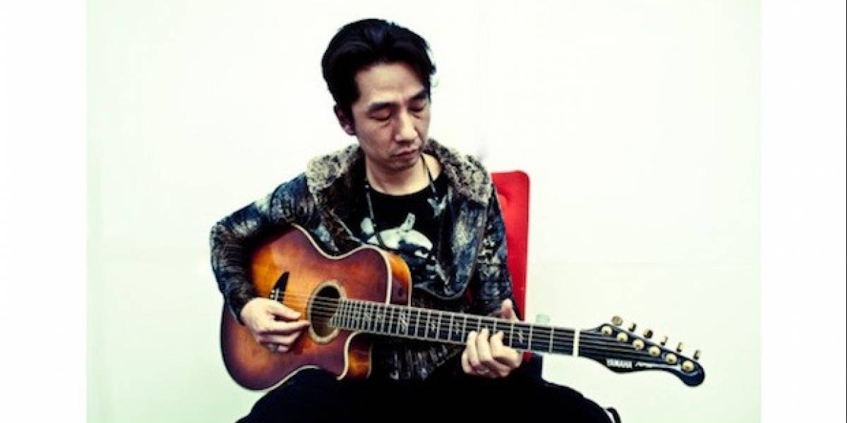 Yamaoka ayuda a Japón con una guitarra