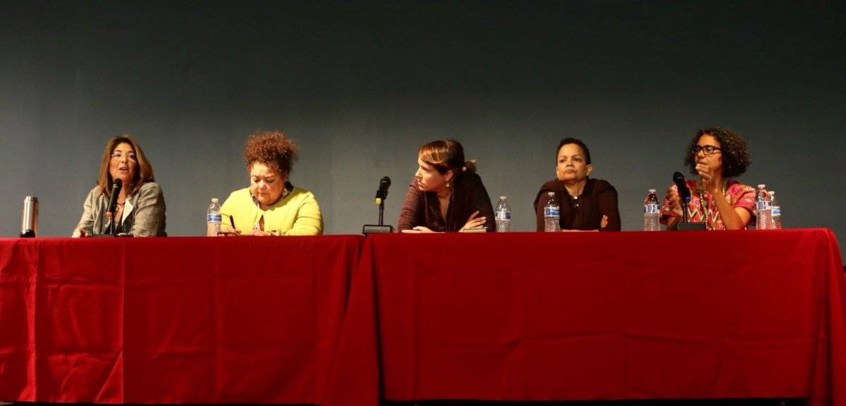 De izquierda a derecha sentadas en el foro, las deponentes del foro fueron: la periodista canadiense Naomi Klien; Elizabeth Yeampierre (UPROSE y Climate Justice Alliance); Eva Prados Rodríguez (Frente Ciudadano por la Auditoría de la Deuda); Ruth “Tata” S