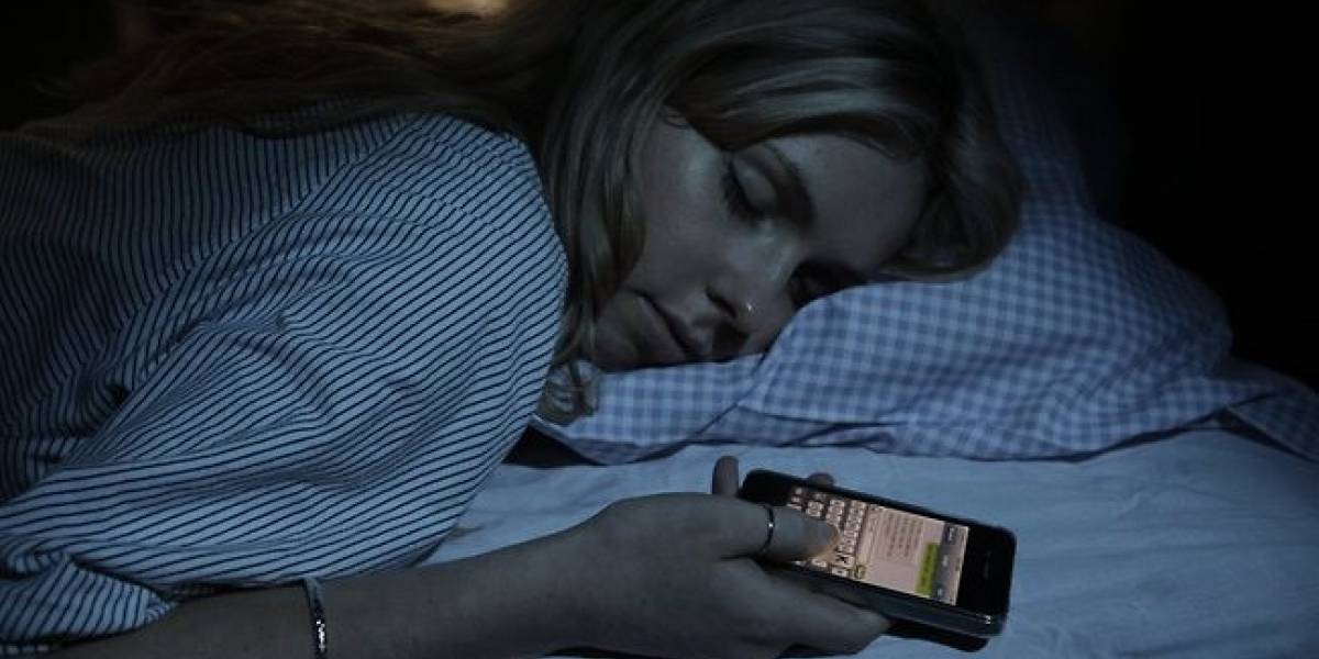 Estudio revela que un 80% de las personas se queda dormido junto a su smartphone