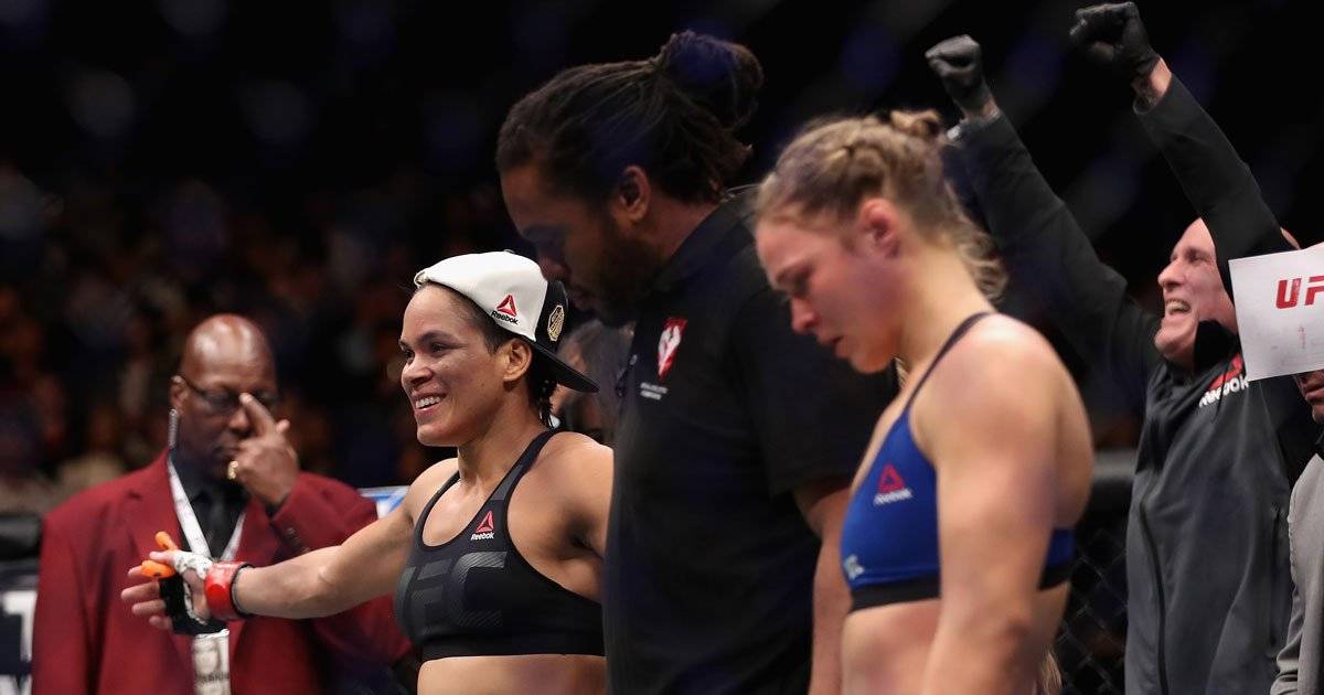 Amanda Nunes comemora a vitória sobre Ronda Rousey