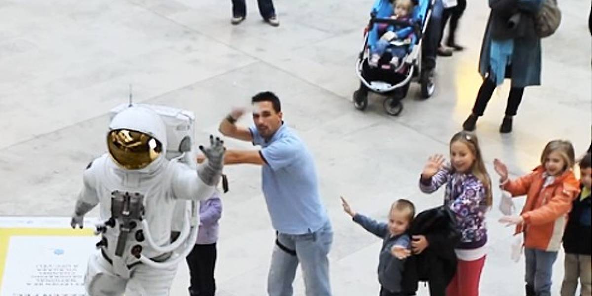 Aplicación de realidad aumentada lleva astronautas y dinosaurios a un centro comercial
