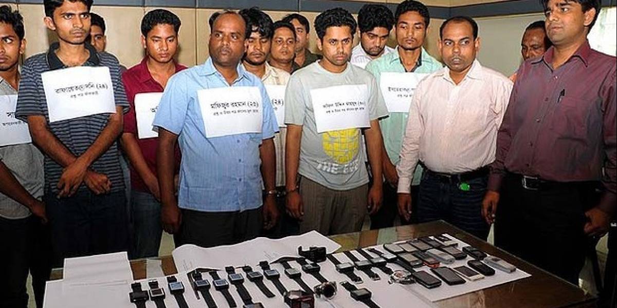 Banda criminal en Bangladesh ayudaba a hacer trampa en exámenes con relojes-teléfonos