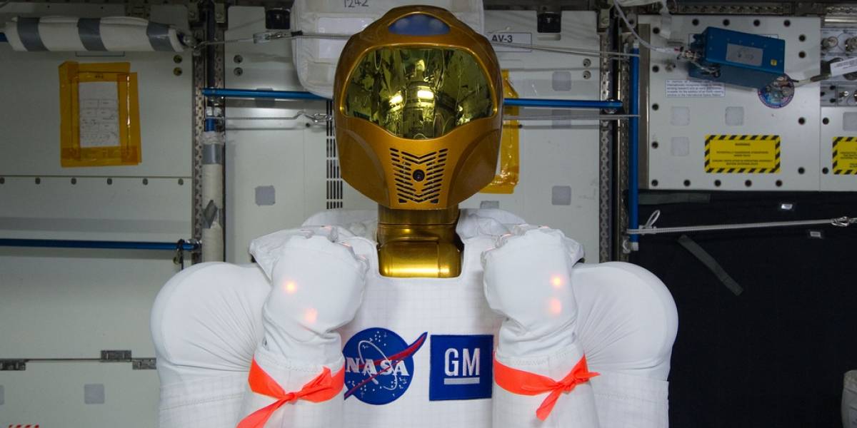 Por primera vez el robonauta R2 estrecha la mano de un astronauta en la ISS